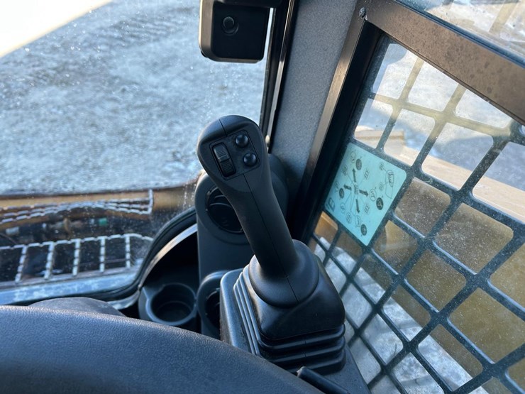 2022-caterpillar-262d3-image-21