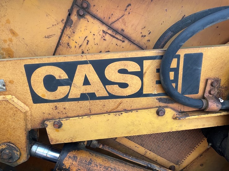 #13009-•-case-8500-crawler-loader-image-9