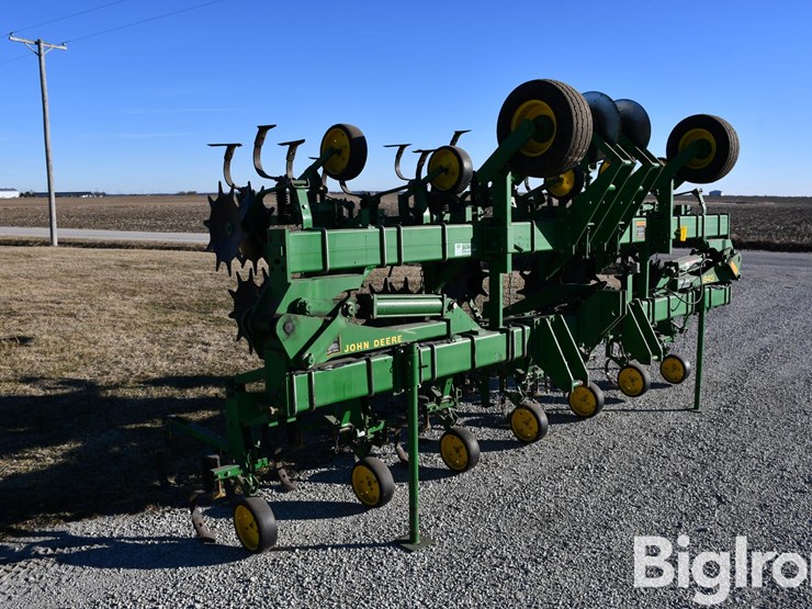 john-deere-845-12r30-cultivator-image-3