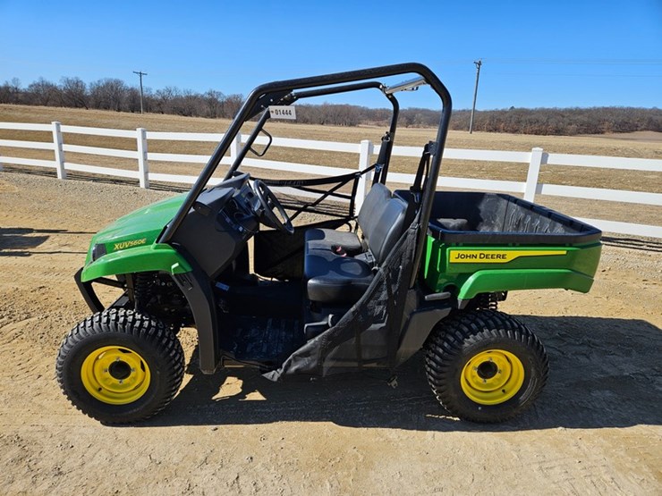 2023-john-deere-gator-image-2