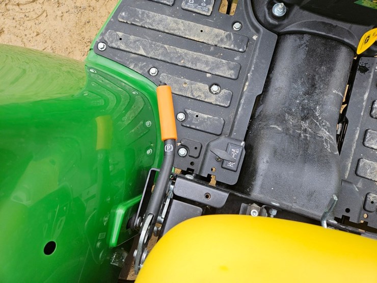 2025-john-deere-3032e-image-24