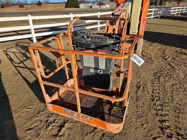 2005-jlg-e300ajp-image-9