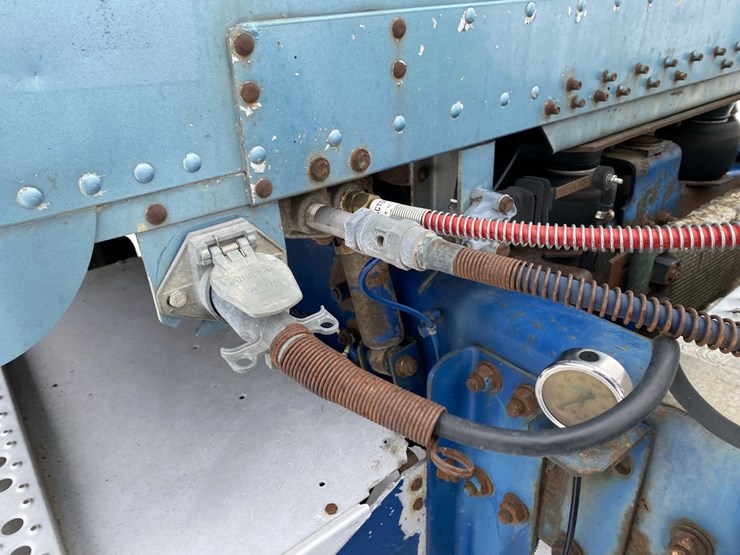 1994-freightliner-day-cab-semi-image-37