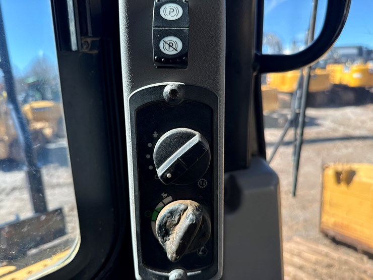 2015-caterpillar-d6t-lgp-image-90