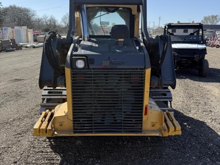 2014-deere-320e-image-4