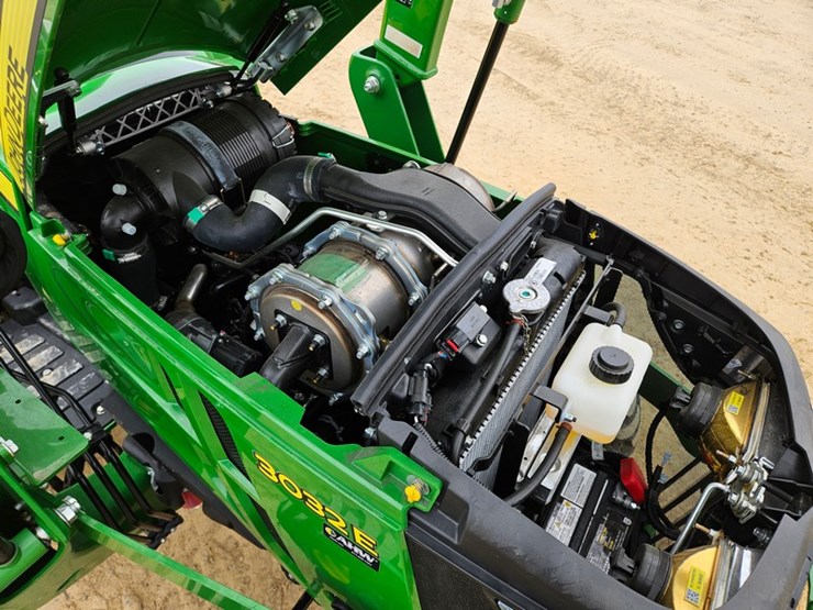 2025-john-deere-3032e-image-13