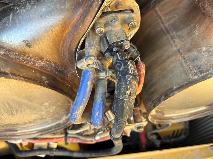 2015-caterpillar-d6t-lgp-image-33