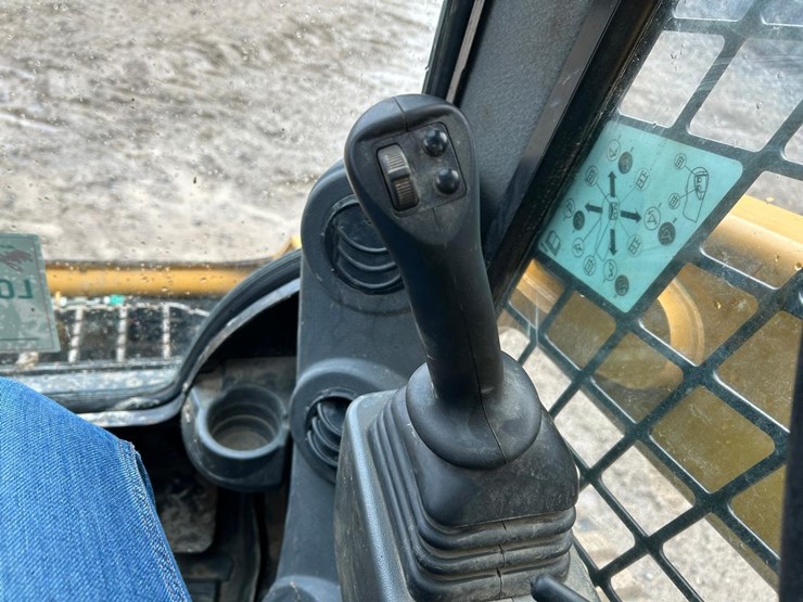 2020-caterpillar-259d3-image-24