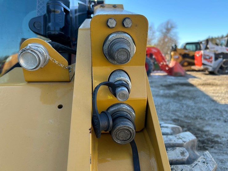 2022-caterpillar-262d3-image-11