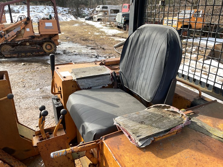 #13009-•-case-8500-crawler-loader-image-33