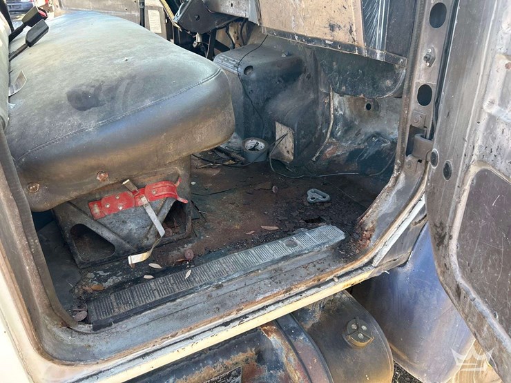 1993-international-4700-crew-cab-landscape-dump-truck-image-34