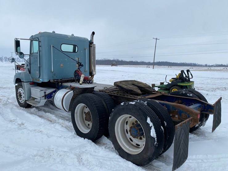 1994-freightliner-day-cab-semi-image-6