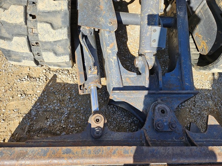 new-holland-e57c-image-17