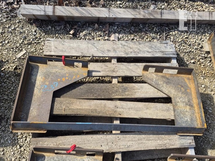 skid-steer-mounting-plate-image-1