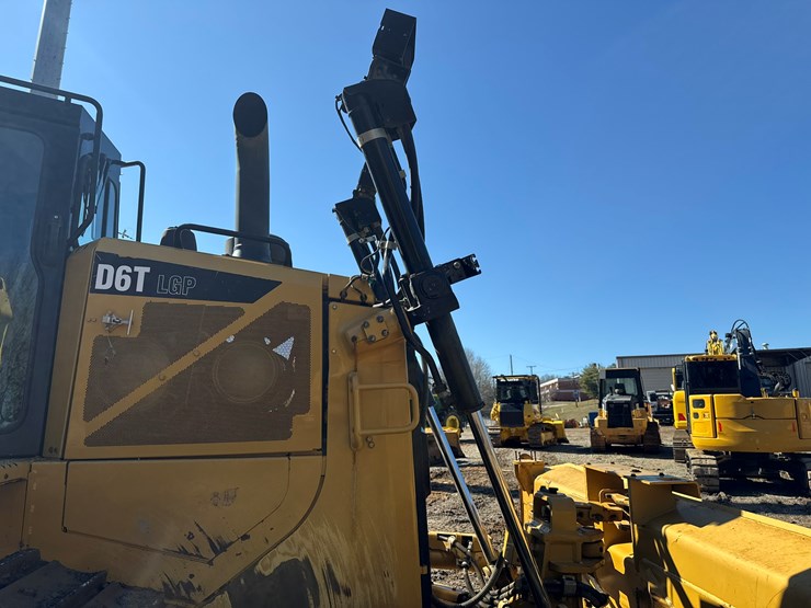 2015-caterpillar-d6t-lgp-image-26