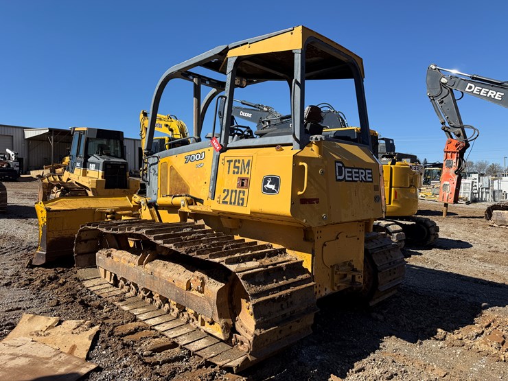 2006-deere-700j-image-3