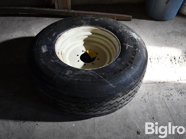 bf-goodrich-425/65r22.5-tire-on-8-bolt-rim-image-4