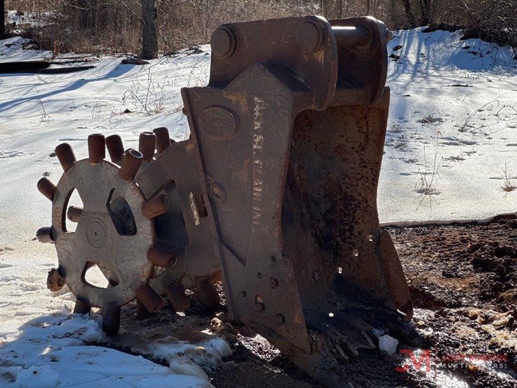 28"-excavator-tooth-bucket-and-compaction-wheel-image-1