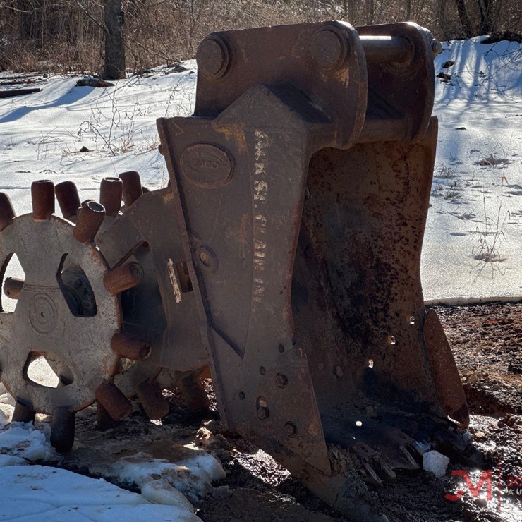 28" EXCAVATOR TOOTH BUCKET AND COMPACTION WHEEL
