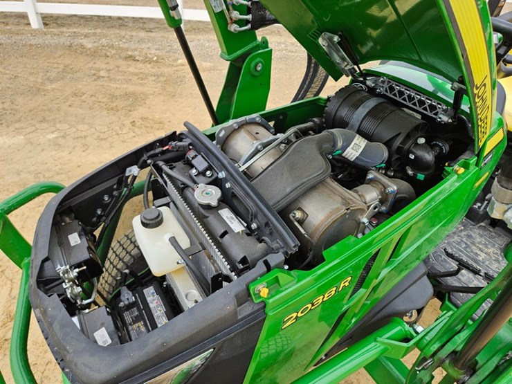 2025-john-deere-2038r-image-15