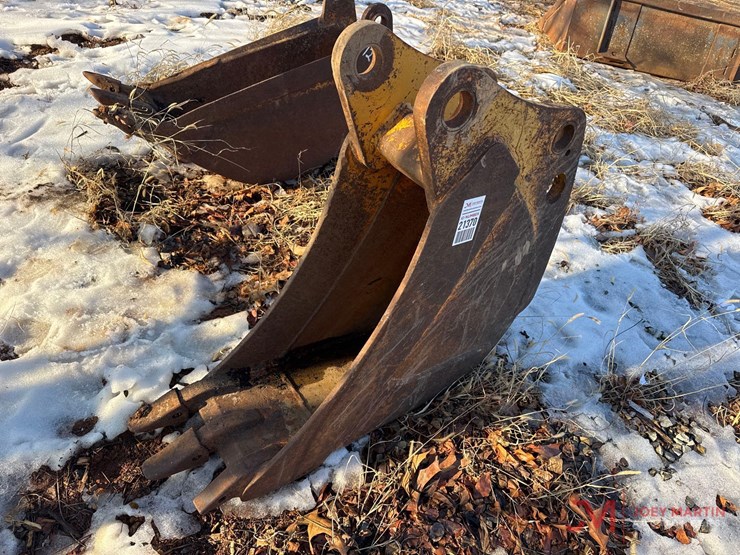 12"-backhoe-tooth-bucket-image-4