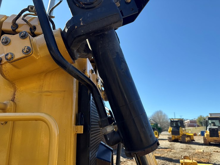 2015-caterpillar-d6t-lgp-image-28