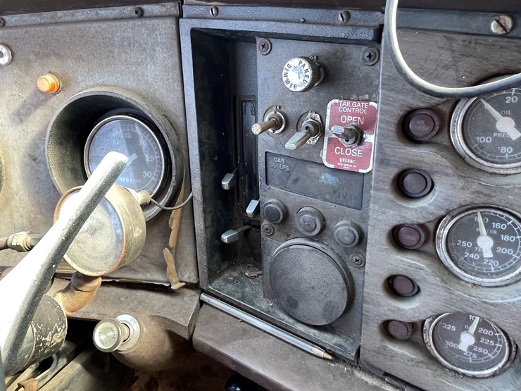 #13013-•-1977-ford-dump-truck-(has-wi-title)-image-38