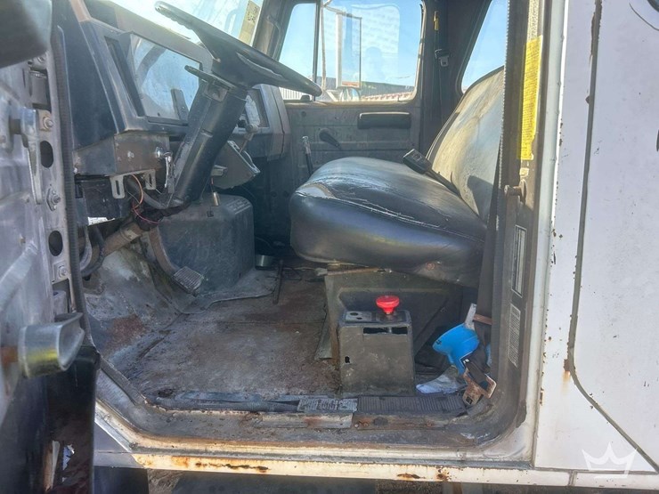 1993-international-4700-crew-cab-landscape-dump-truck-image-15