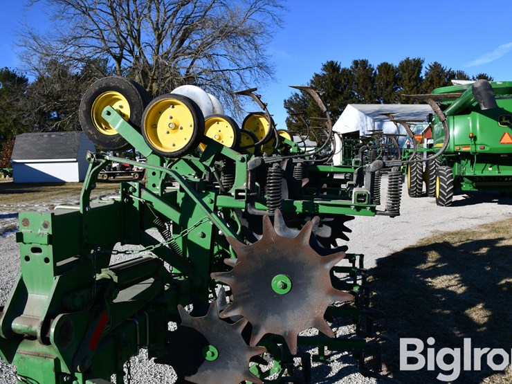 john-deere-845-12r30-cultivator-image-15