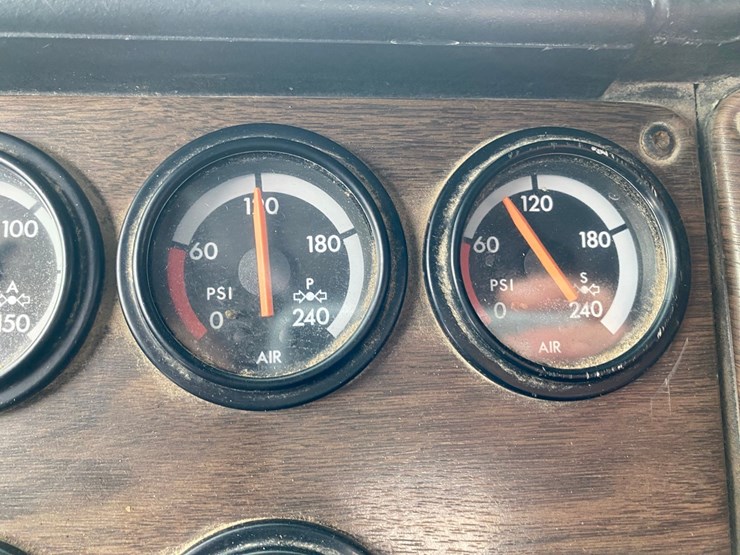 1994-freightliner-day-cab-semi-image-55