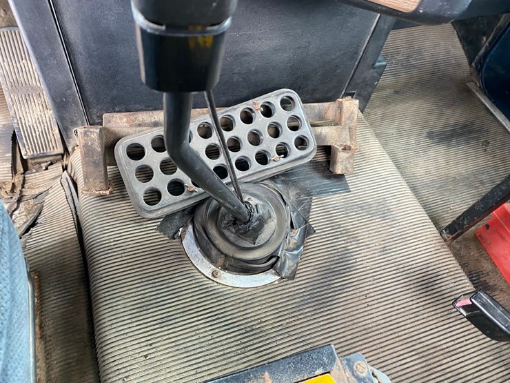 1994-freightliner-day-cab-semi-image-45