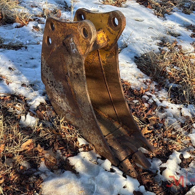 12" BACKHOE TOOTH BUCKET