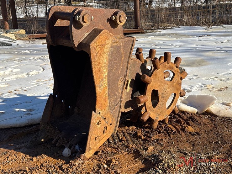 28"-excavator-tooth-bucket-and-compaction-wheel-image-5