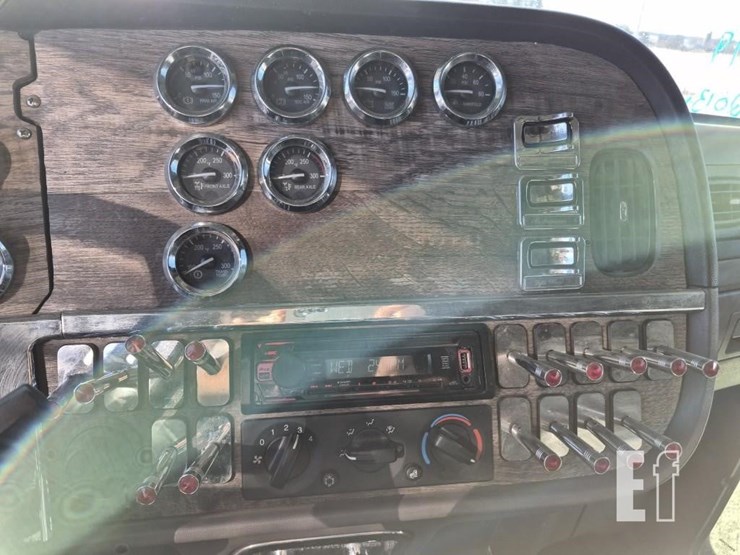 2013-peterbilt-388-image-21