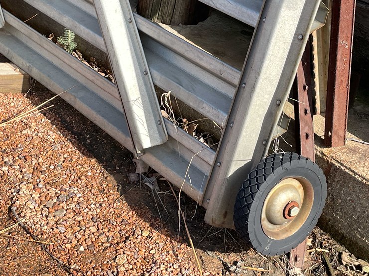 #13050-•-metal-gate-and-posts-image-3