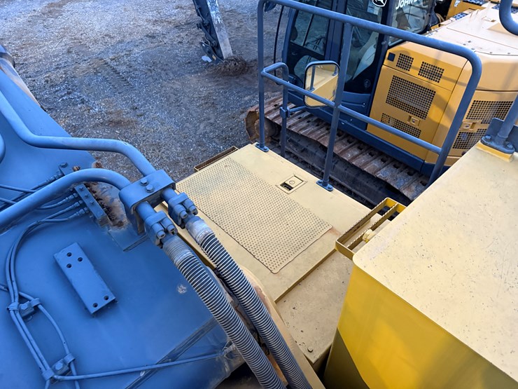 2006-deere-650d-lc-image-45