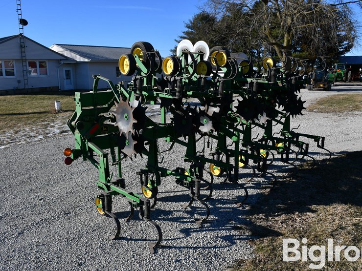 john-deere-845-12r30-cultivator-image-7
