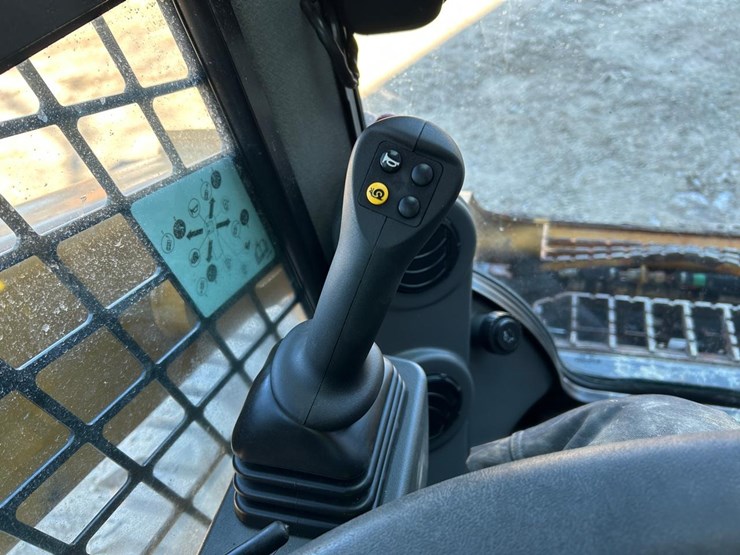 2022-caterpillar-262d3-image-24