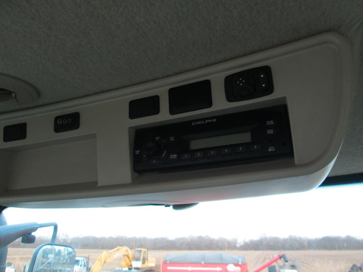 john-deere-8235r-image-29