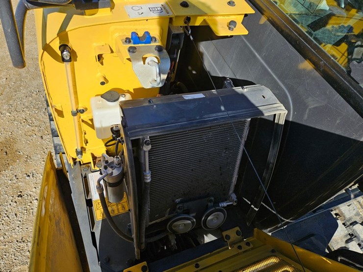 new-holland-e57c-image-36