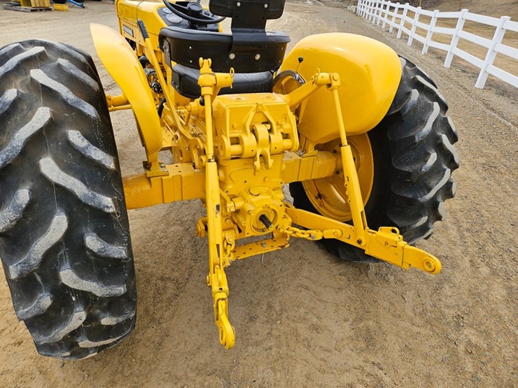 #47-•-international-2506-tractor-image-17