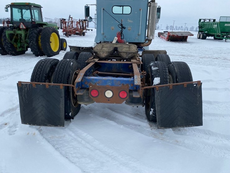 1994-freightliner-day-cab-semi-image-5