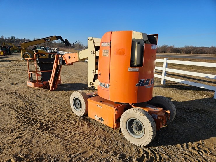 2005-jlg-e300ajp-image-3