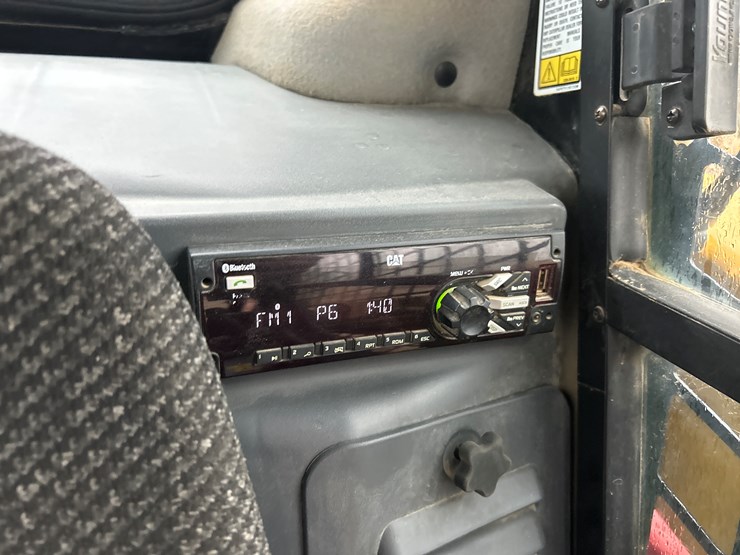 2017-caterpillar-259d-image-23