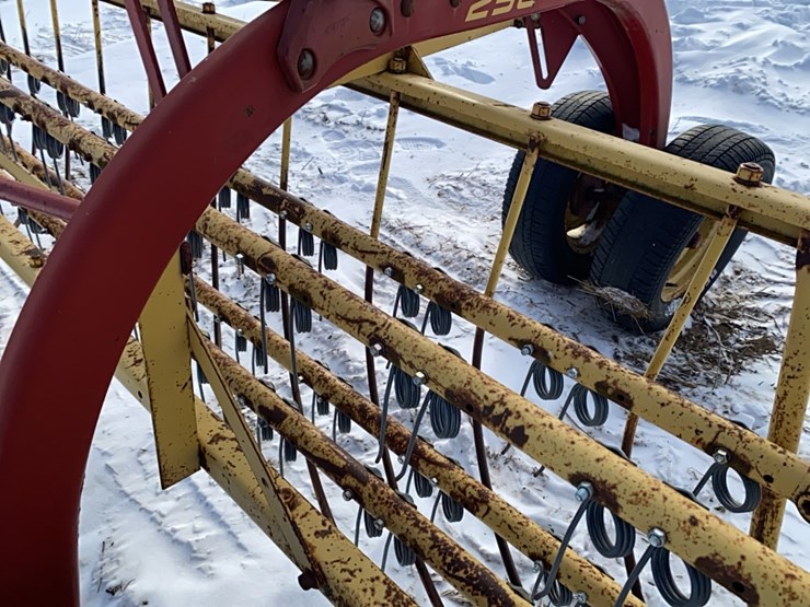 new-holland-258-image-17