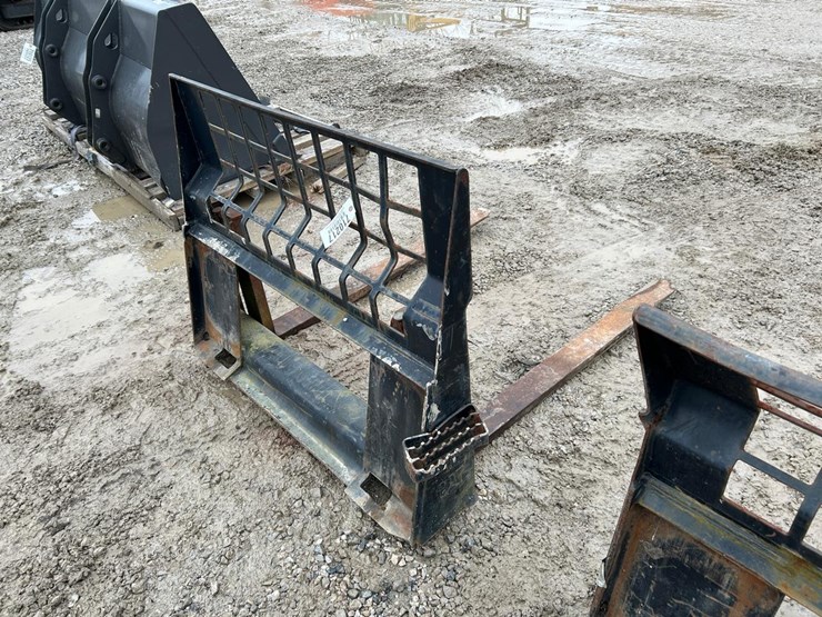 48”-skid-steer-pallet-forks-image-6