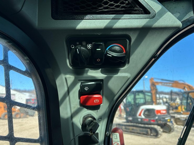 2022-caterpillar-262d3-image-23