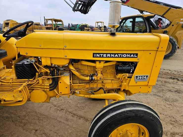 #47-•-international-2506-tractor-image-9