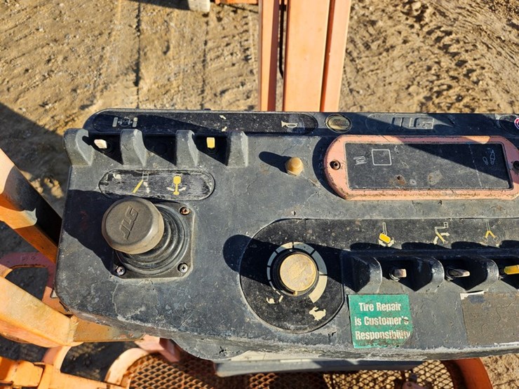 2005-jlg-e300ajp-image-12