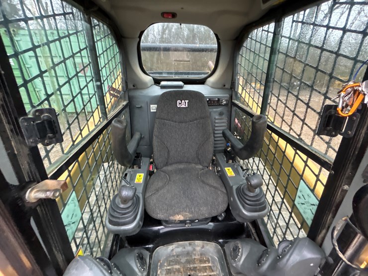 2017-caterpillar-259d-image-31